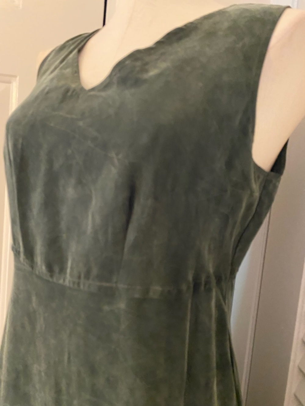 Vintage 90’s “Rabbit Rabbit Rabbit” Hunter Green Velvet Midi Dress- Size 6P - Picture 4 of 9